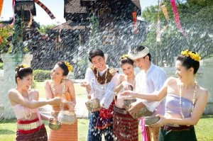 Tham gia lễ hội té nước ở Thái Lan