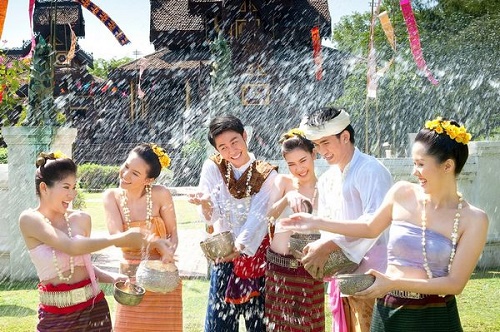Tham gia lễ hội té nước ở Thái Lan