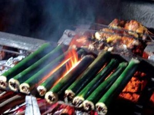 Những ống cơm lam đang được nấu trên bếp lửa